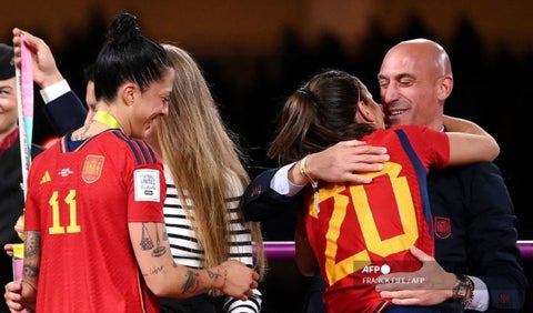 Beso de Luis Rubiales a jugadora de la selección de España.