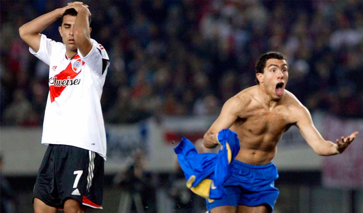 Carlos Tévez hace como 'gallina' tras marcarle gol a River en las semifinales de la Libertadores de 2004