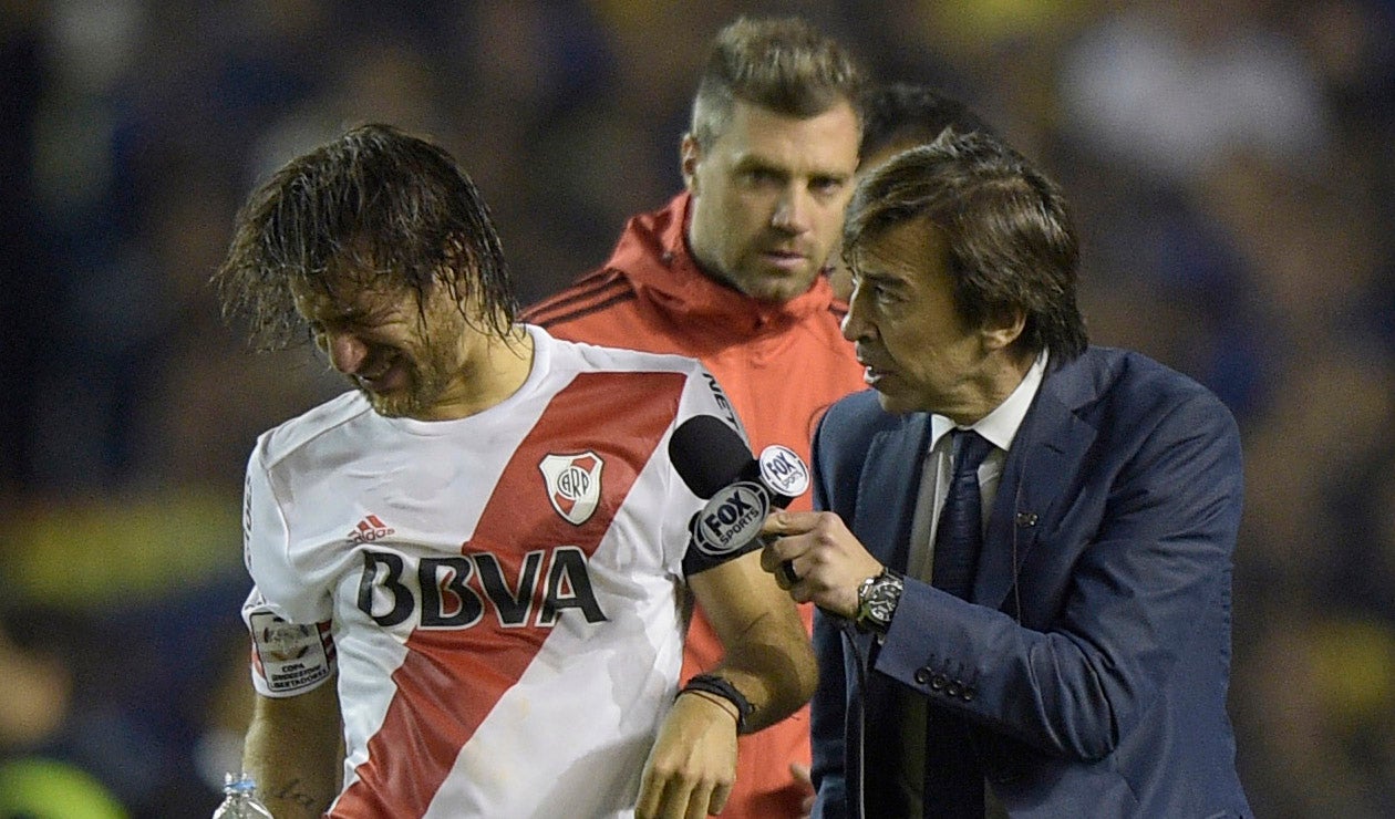 Leonardo Ponzio, jugador de River, sufriendo las consecuencias del gas pimienta