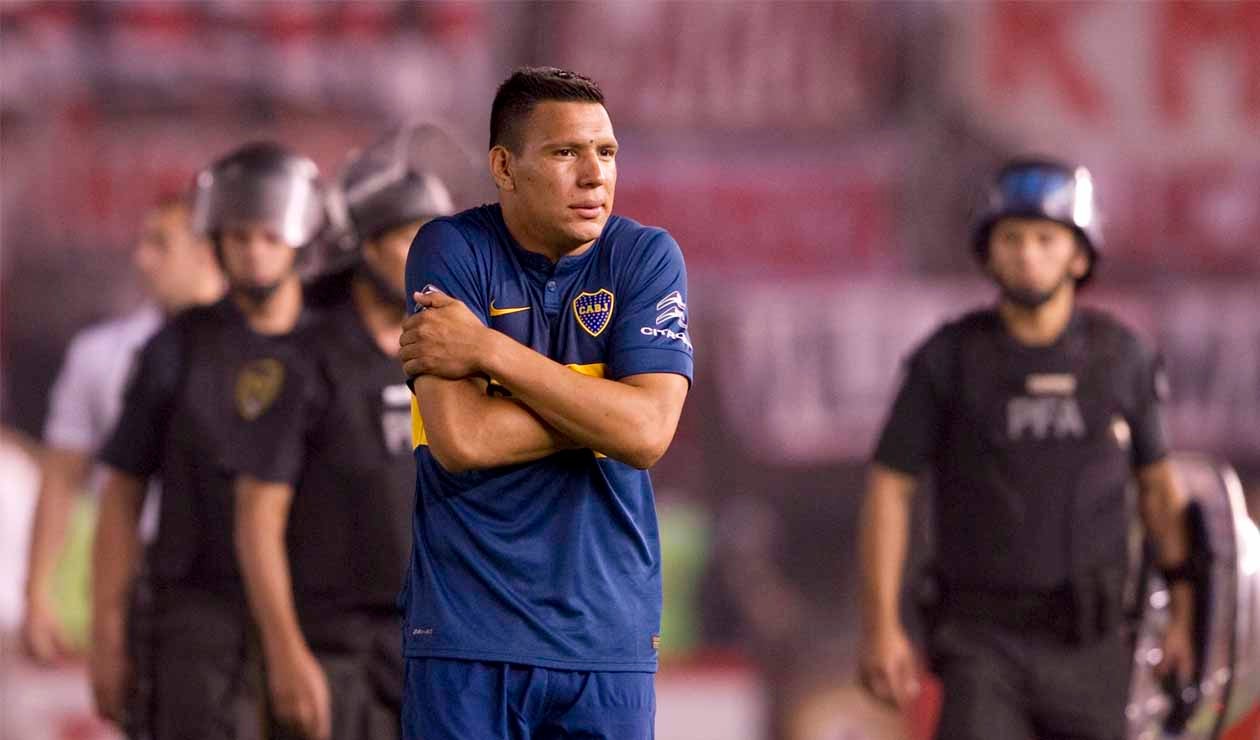 Andrés Chávez, jugador de Boca, provocando a la hinchada de River en la Sudamericana de 2014
