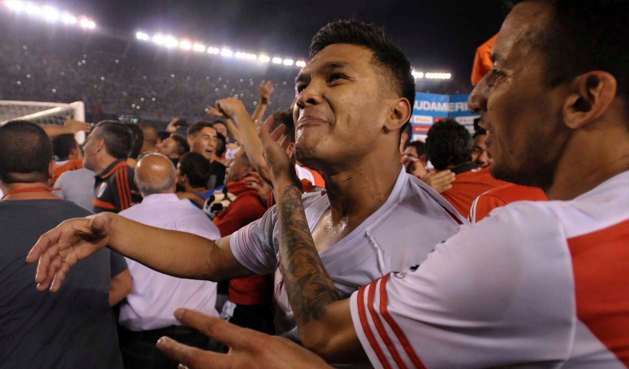 Teófilo Gutiérrez celebrando con los jugadores de River la clasificación a la final de la Sudamericana 2014