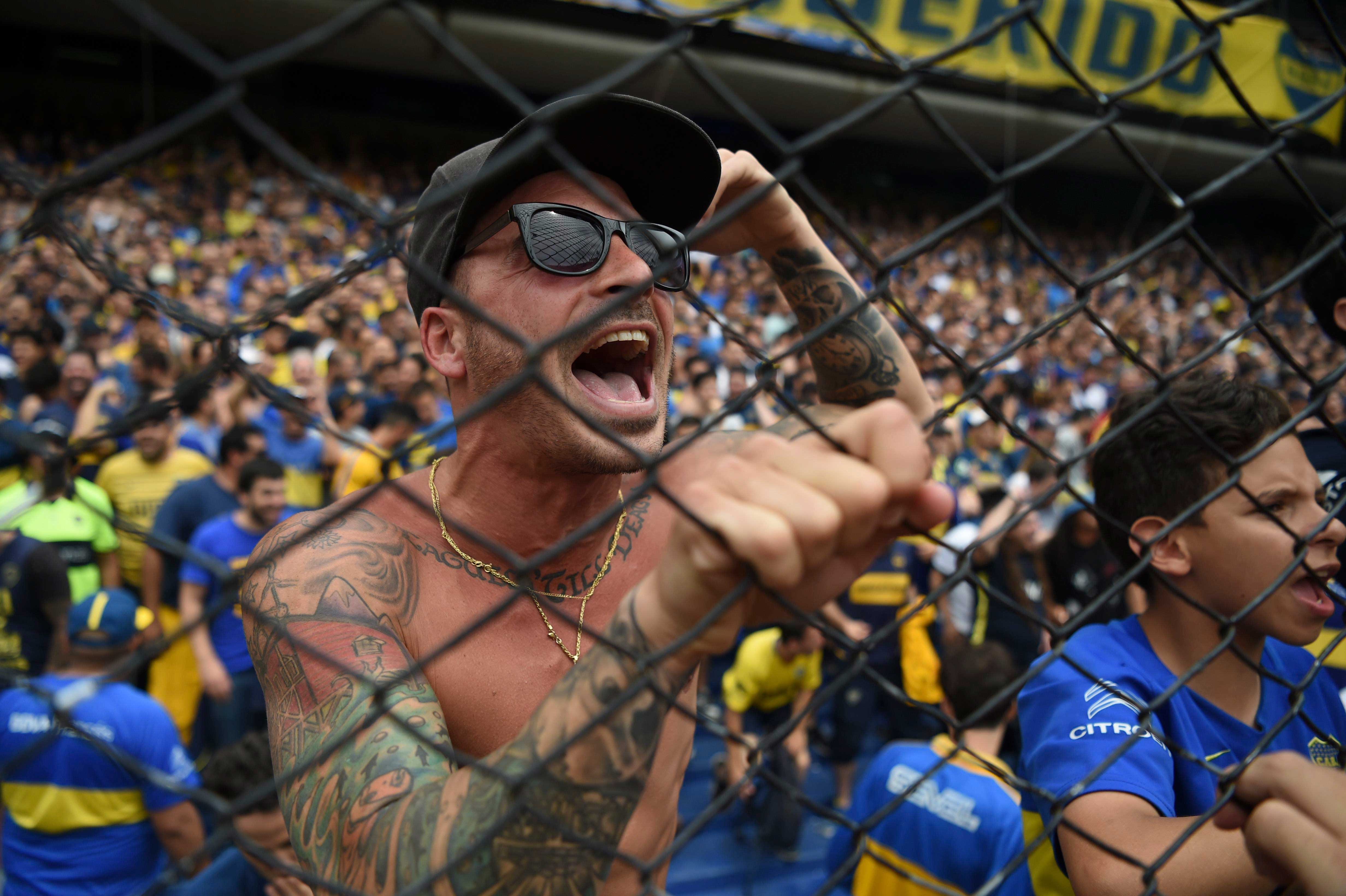 Hinchas de Boca en el Estadio La Bombonera, en Buenos Aires (Argentina)