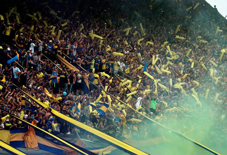 Hinchas de Boca en el Estadio La Bombonera, en Buenos Aires (Argentina)