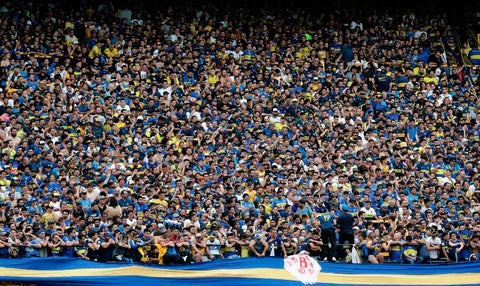 Hinchas de Boca en el Estadio La Bombonera, en Buenos Aires (Argentina)
