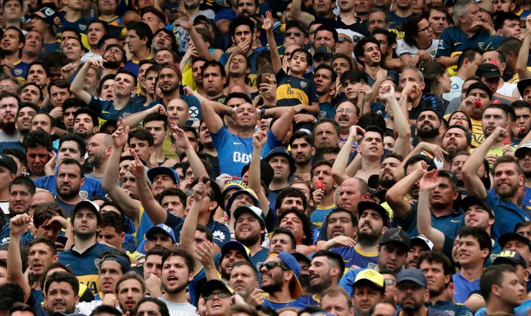 Hinchas de Boca en el Estadio La Bombonera, en Buenos Aires (Argentina)