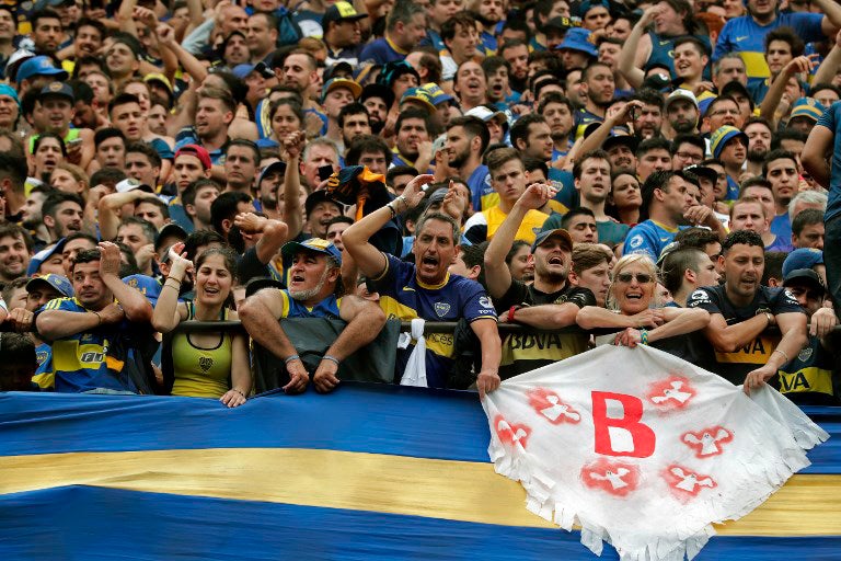 Hinchas de Boca en el Estadio La Bombonera, en Buenos Aires (Argentina)