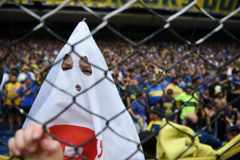 Hinchas de Boca en el Estadio La Bombonera, en Buenos Aires (Argentina)