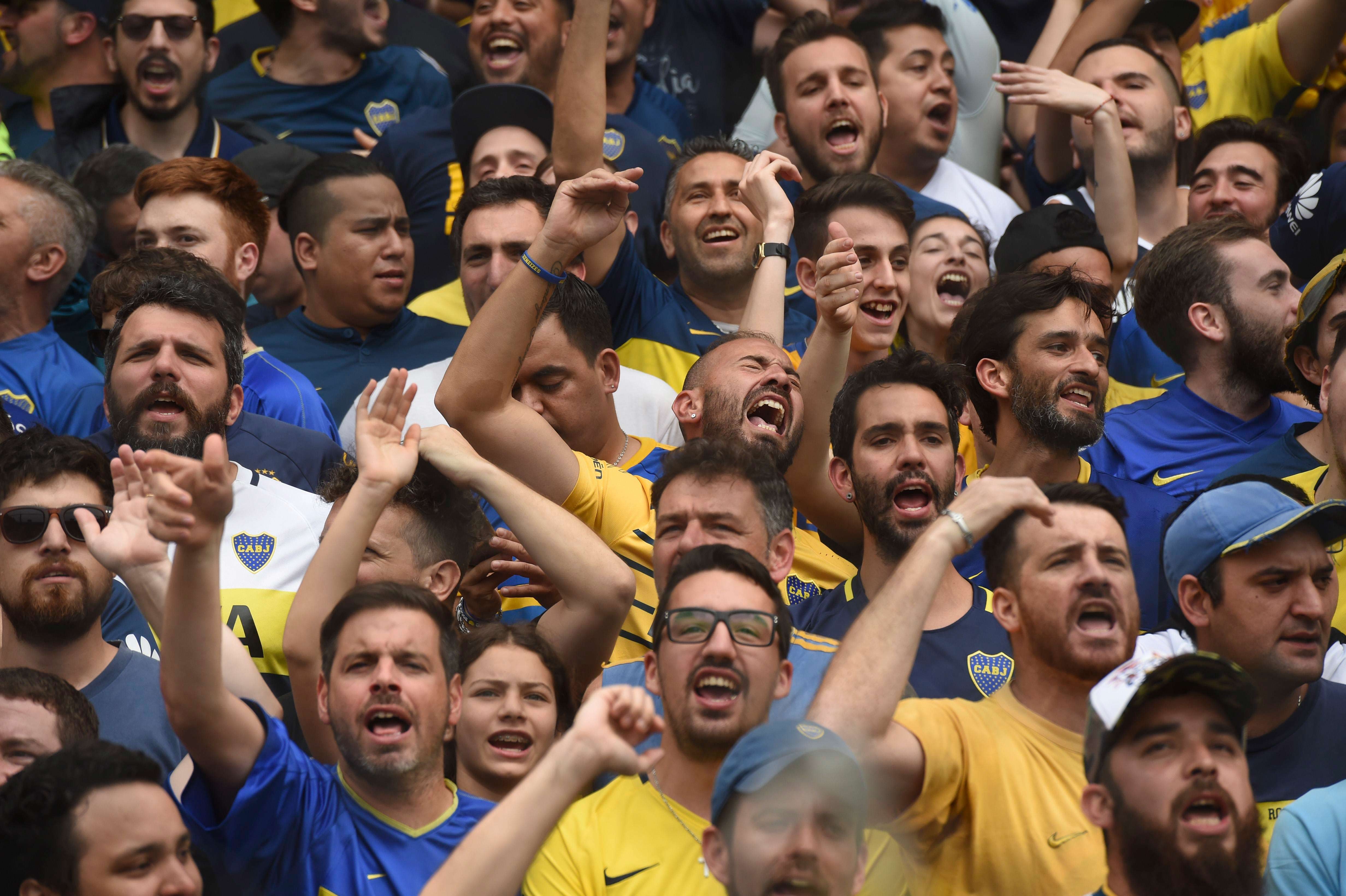 Hinchas de Boca en el Estadio La Bombonera, en Buenos Aires (Argentina)