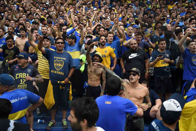 Hinchas de Boca en el Estadio La Bombonera, en Buenos Aires (Argentina)