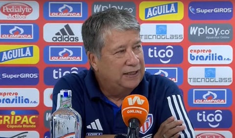 Bolillo Gómez en rueda de prensa con Junior