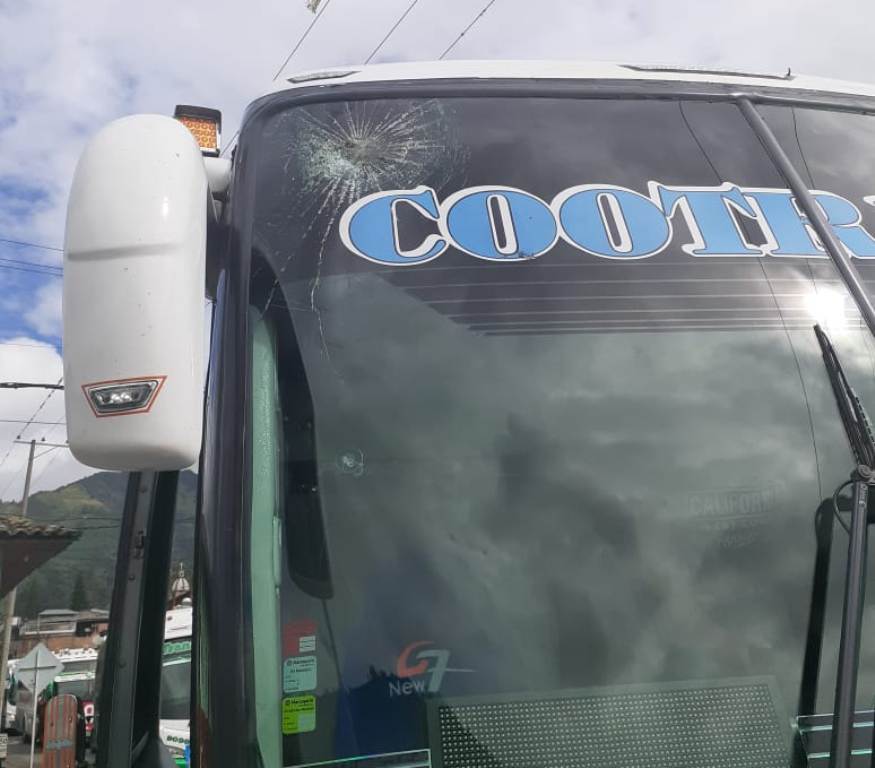 Los buses de los hinchas del Pasto fueron agredidos en su recorrido hacia Bogotá