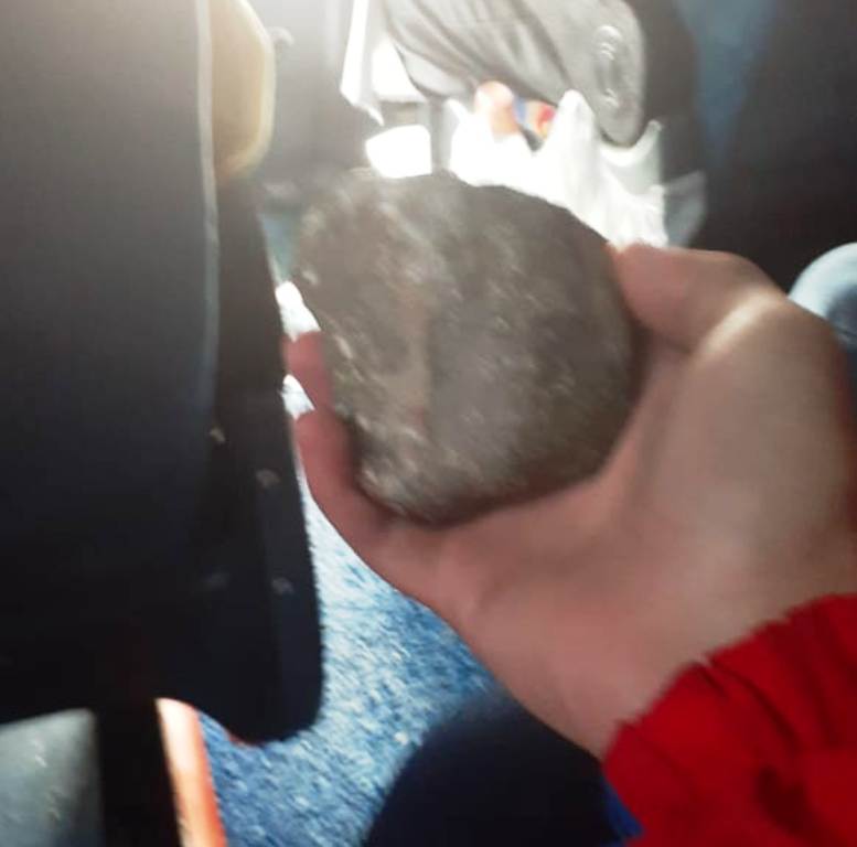 Proyectiles de tese tamaño fueron lanzados a la caravana 