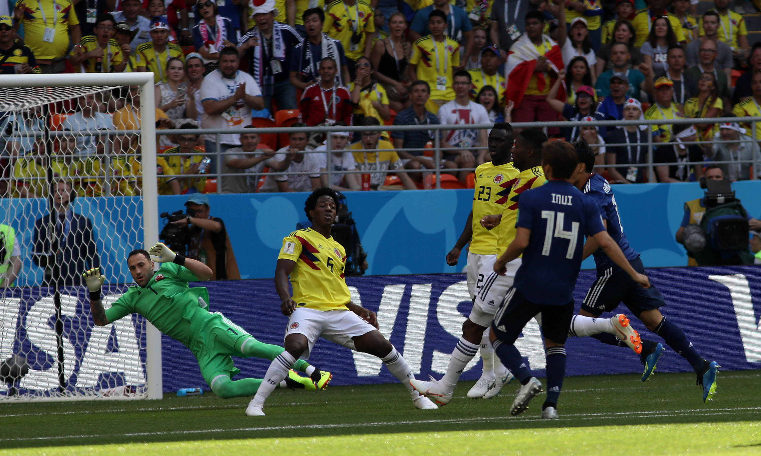 Momento en el que Carlos Sánchez interrumpió la dirección de la pelota con la mano dentro del área