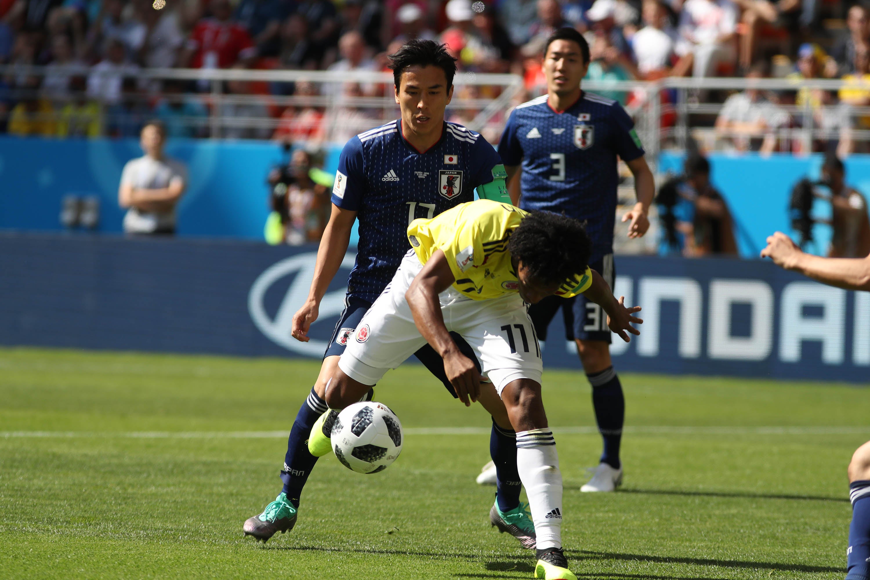 Juan Guillermo Cuadrado intentando seguir con la pelota en movimiento tras el marcaje del rival