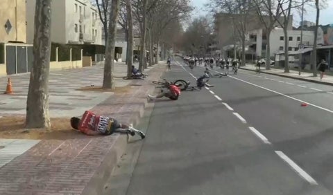 Caída en la etapa 1 de la Vuelta a Cataluña - parte de Dario Cataldo