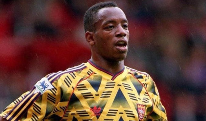 Ian Edward Wright, exfutbolista inglés portando la camisa del Arsenal FC