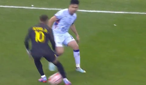 Caño a Neymar en Arabia