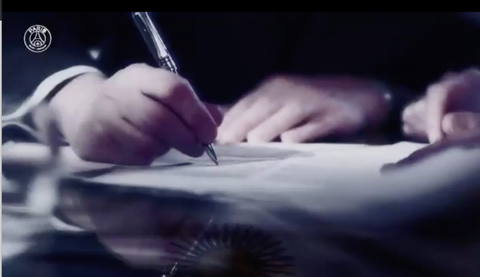 Lionel Messi firmando contrato PSG