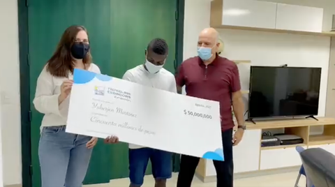 Yuberjen Martínez recibiendo cheque