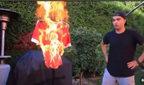 Captura de pantalla quemando camiseta