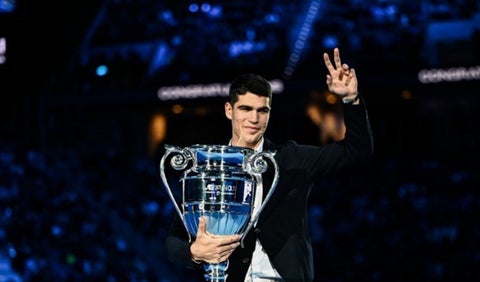 Carlos Alcaraz recibiendo el premio al número uno