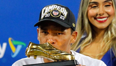Carlos Bacca besa el botín de oro y se corona campeón con Junior de la Liga Betplay 2023-2