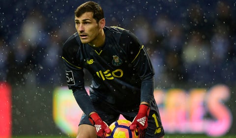 Iker Casillas atrapa un balón durante el partido de la liga Portugal, FC Porto vs CS Maritimo