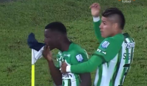 Celebración de gol de Marino Hinestroza