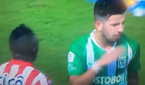 Pablo Ceppelini tuvo un roce con el delantero del Junior, Edwuin Cetré