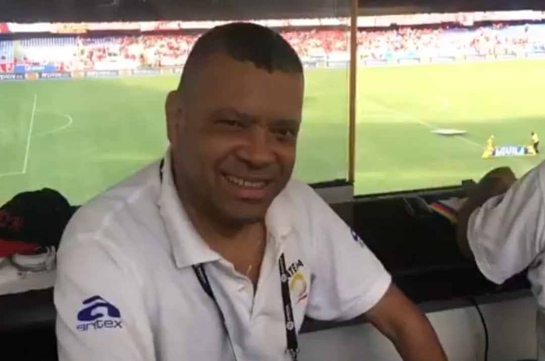 Hombres desconocidos disparan, con arma traumática, en la puerta de la casa del comunicador