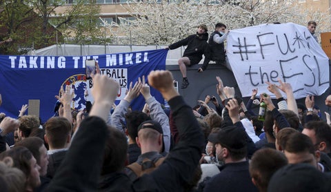Hinchas del Chelsea protestan por la Superliga de Europa