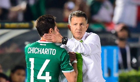 Juan Carlos Osorio y Chicharito Hernández en uno de los entrenamientos de la selección mexicana