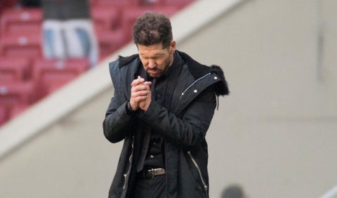 Diego Simeone, técnico del Atlético de Madrid, satisfecho con Santiago Arias