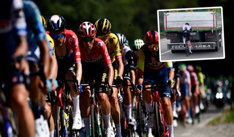 Ciclista colgado a un camión