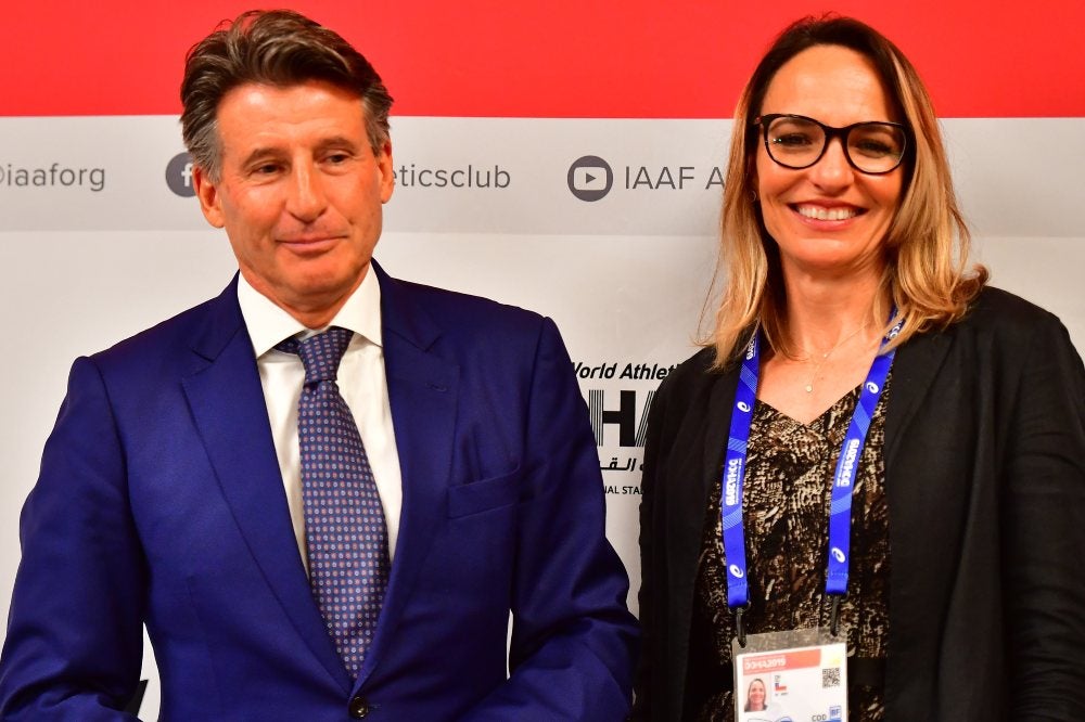 Sebastian Coe, presidente de la World Athletics, y Ximena Restrepo