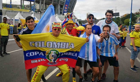 Hinchas de Colombia y Argentina