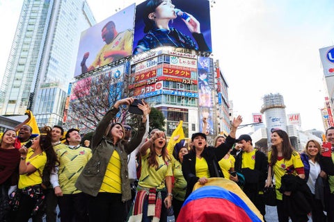Colombianos en el Times Square de Japón en la presentación de la camiseta de la Selección Colombia