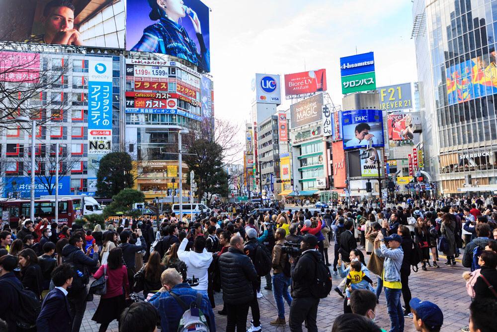 Colombianos en el Times Square de Japón en la presentación de la camiseta de la Selección Colombia