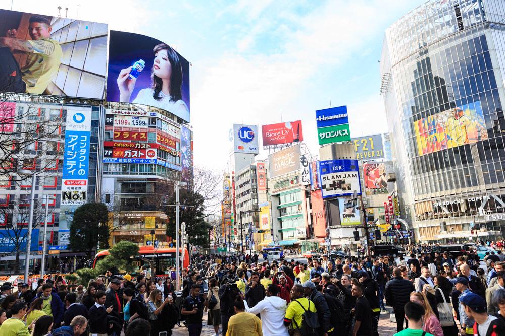 Colombianos en el Times Square de Japón en la presentación de la camiseta de la Selección Colombia