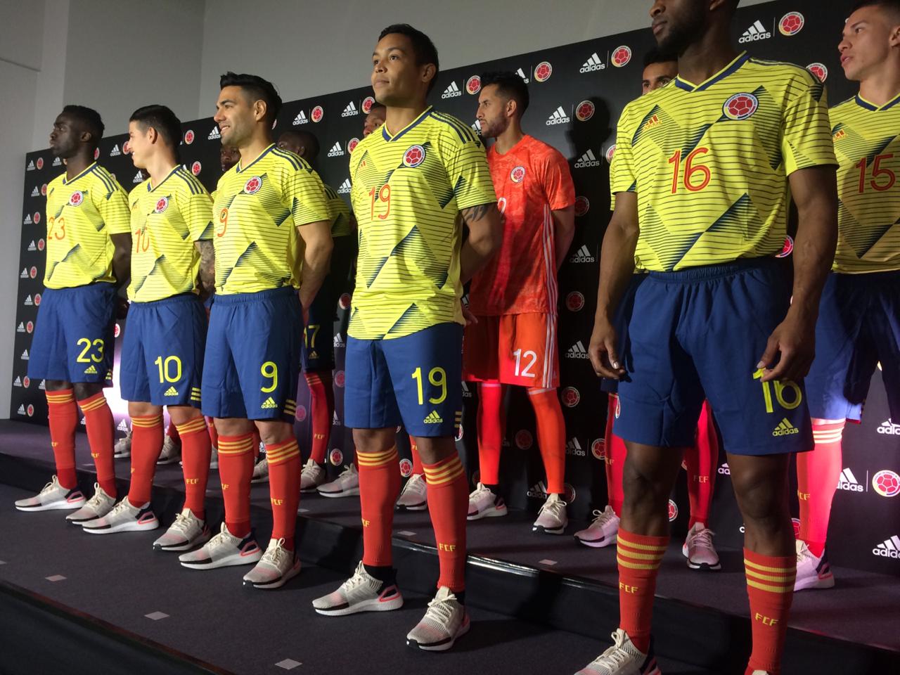 Futbolistas de la Selección Colombia con la nueva indumentaria