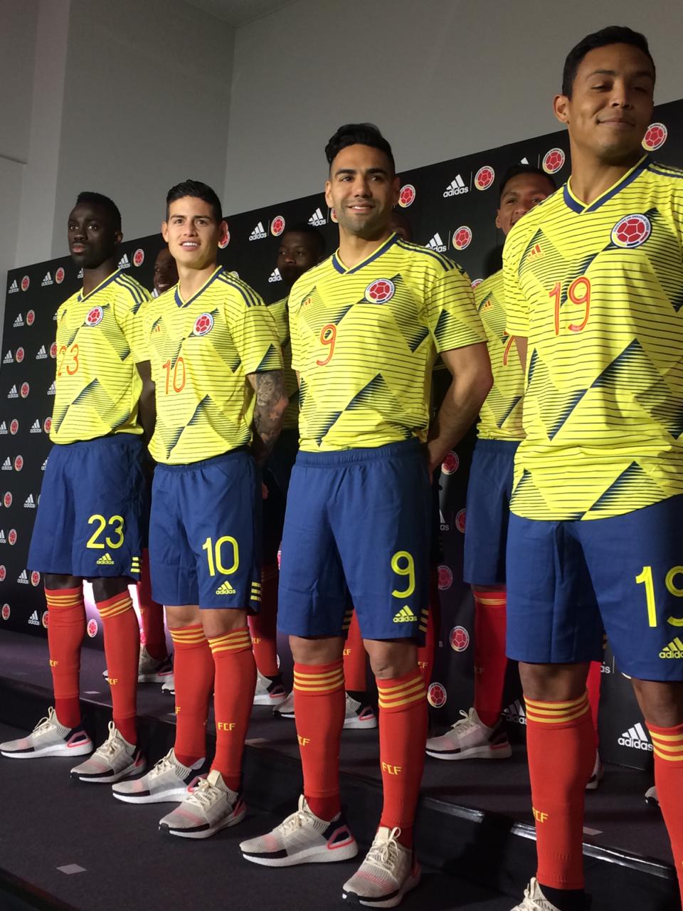 Futbolistas de la Selección Colombia con la nueva indumentaria