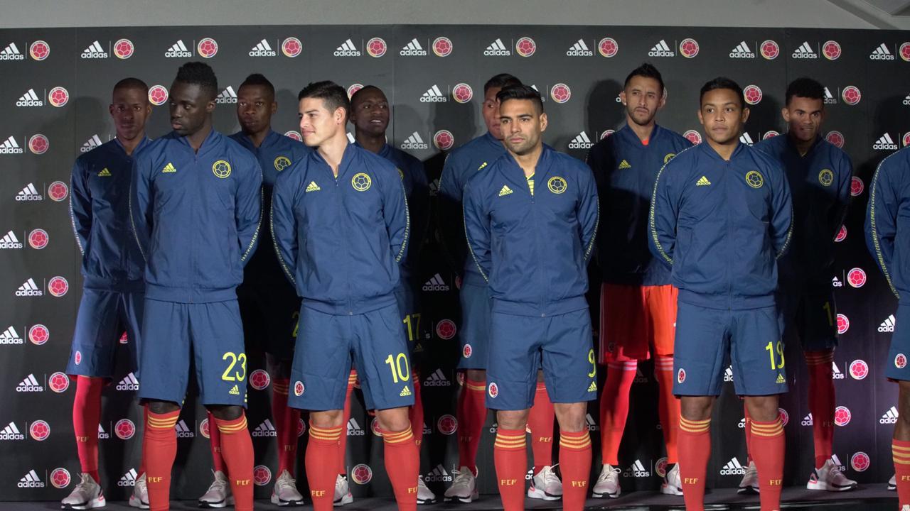 La Selección Colombia portando la nueva indumentaria