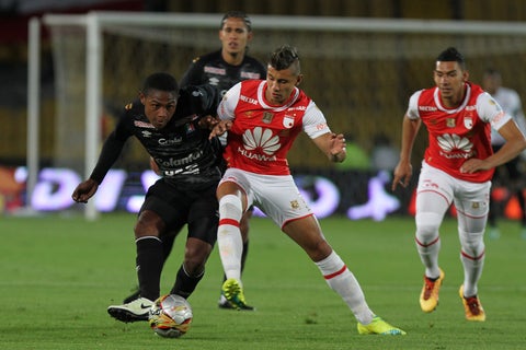 Jesús Marimón y Juan Daniel Roa en un duelo entre Once Caldas y Santa Fe en el 2016