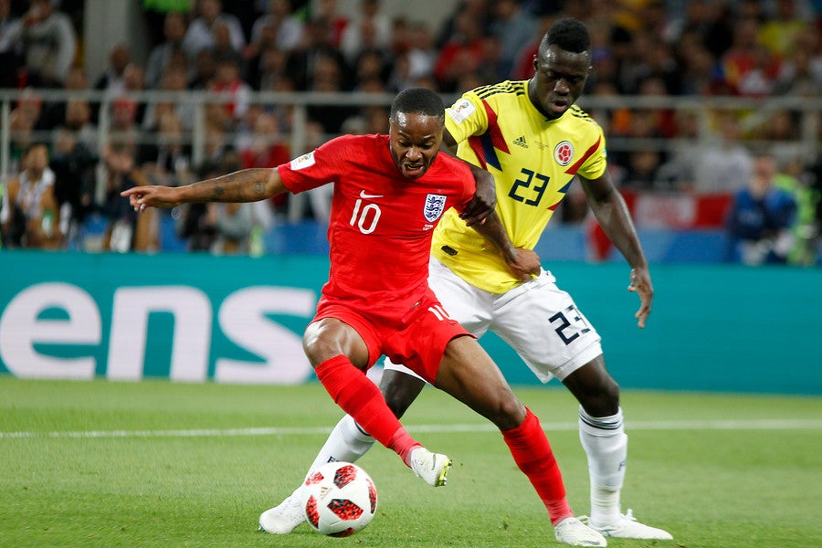 Raheem Sterling y Dávinson Sánchez en el partido entre Colombia e Inglaterra en Rusia 2018