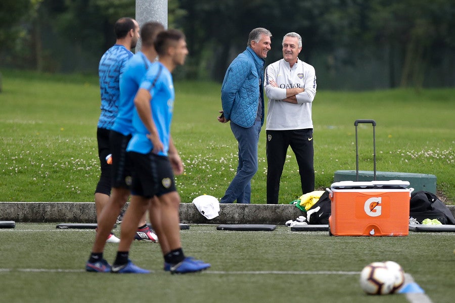 Carlos Queiroz y Gustavo Alfaro observan el entrenamiento de Boca Juniors en Bogotá.