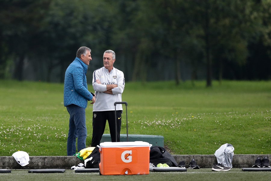 Carlos Queiroz y Gustavo Alfaro en el entrenamiento de Boca Juniors en Bogotá.