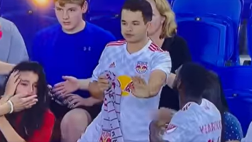 Dru Yearwood, jugador de New York Red Bulls pide disculpas tras dar un balonazo a un niño y un aficionado no se lo permite