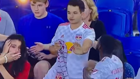 Dru Yearwood, jugador de New York Red Bulls pide disculpas tras dar un balonazo a un niño y un aficionado no se lo permite