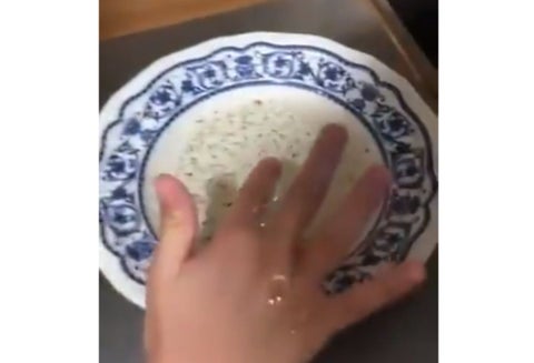 Un experimento muestra el porqué de la necesidad del lavado de manos frente al coronavirus.