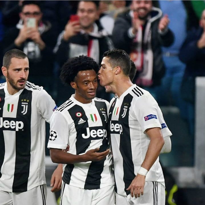 Beso de Cristiano a Cuadrado
